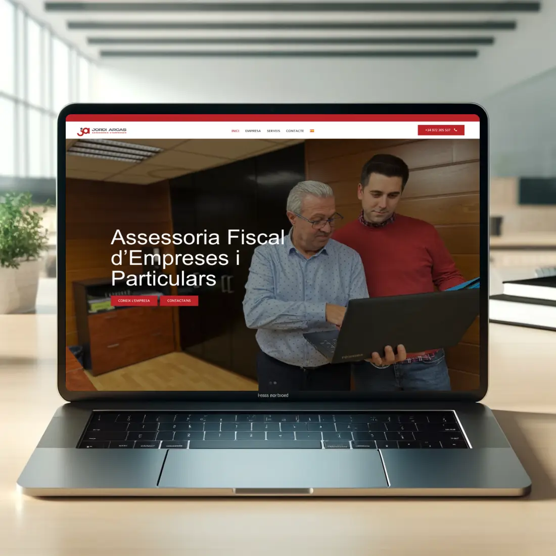 Mockup de un ordenador con la página de inicio de Arcas Assessoria